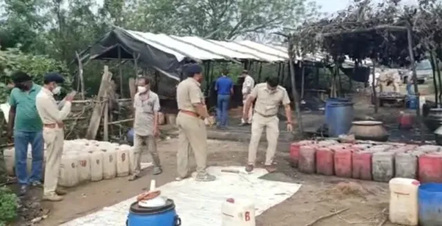 ଜଙ୍ଗଲରେ ଅବକାରୀ କର୍ମଚାରୀଙ୍କୁ ବୋମାମାଡ଼