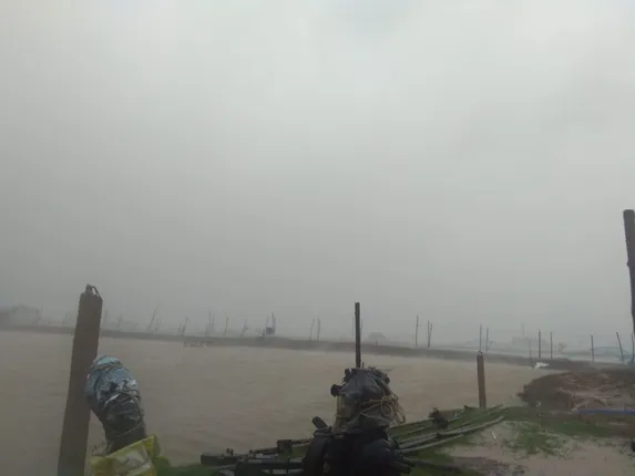 ଲ୍ୟାଣ୍ଡଫଲ ପୂର୍ବରୁ ତାଣ୍ଡବ ମଚାଉଛି 'ୟାସ', ଧାମରା-ବାସୁଦେବପୁର ମୁଖ୍ୟ ରାସ୍ତା ଉପରେ ସମୁଦ୍ର ପାଣି