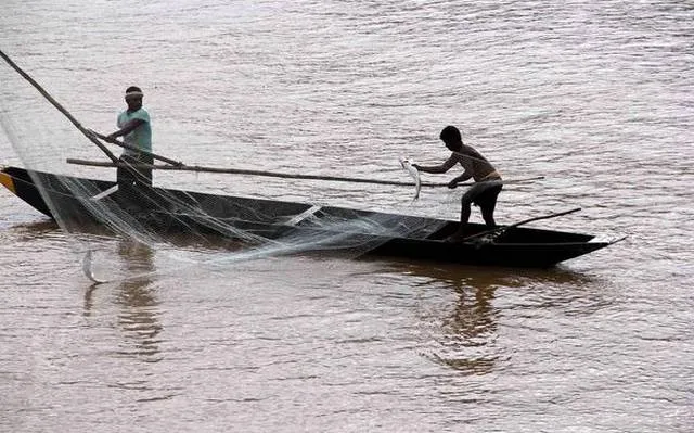 ଚିଲିକାକୁ ମାଛ ମାରିବାକୁ ଯାଇଥିବାବେଳେ ବଜ୍ରପାତ ଘଟି ବାପା-ପୁଅ ମୃତ