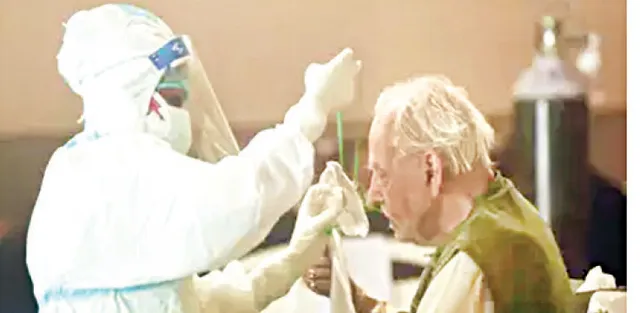 ୪ ଦିନ ପରେ ଟିକେ ଆଶ୍ବସ୍ତି, ୪ ଲକ୍ଷ ତଳକୁ ଖସିଲା ଦୈନିକ ସଂକ୍ରମଣ