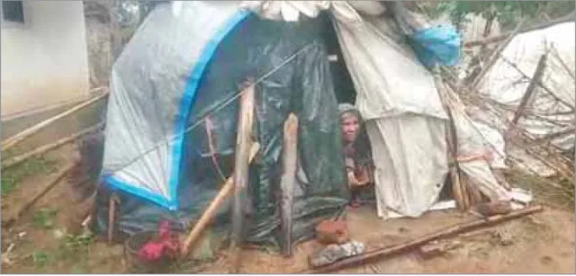 ବନ୍ୟାରେ ଭାସିଥିଲା, ବାତ୍ୟାରେ ଉଡ଼ିଯିବ! ପଲିଥିନ ତଳେ ମା' ଜଣେ...