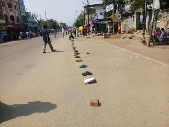 ଭତ୍ତା ଓ କାଳିଆ ଟଙ୍କା ପାଇଁ ବ୍ୟାଙ୍କ ସମ୍ମୁଖରେ ଲମ୍ବା ଲାଇନ୍; ଜୋତା ରଖି ସ୍ଥାନ ସଂରକ୍ଷଣ