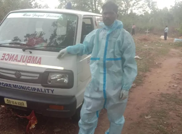 ଆତ୍ମୀୟ ସ୍ବଜନ ଶେଷକୃତ୍ୟ କରିବାକୁ ଆସୁନାହାନ୍ତି: ଦେଢ଼ ବର୍ଷ ହେବ ବିଶ୍ବନାଥ  ଓ ସାଥୀ ସତ୍କାର କରୁଛନ୍ତି 