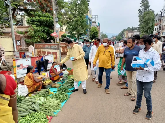 ବିଧାୟକ ବାଣ୍ଟିଲେ ମାସ୍କ, ସାନିଟାଇଜର ଓ ସାବୁନ