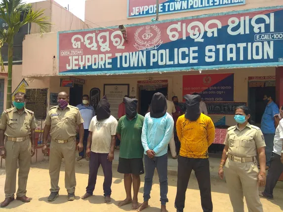 ୭୯୦ଆମ୍ପୁଲ ପେଣ୍ଟାଜୋସିନ୍ ନିଶା ଇଂଜେକ୍ସନ୍ ଜବତ: ମାଷ୍ଟର ମାଇଣ୍ଡ ସହ ୩ଏଜେଣ୍ଟ ଗିରଫ