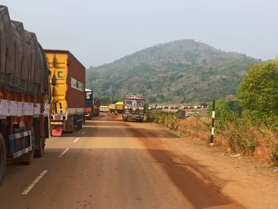 ରେଳପଥ ଦୋହରୀକରଣ ସେତୁ କାମ ଶେଷ; ସୂଚନା ନ ପାଇ ବୋରିଗୁମ୍ମା-କୋରାପୁଟ ରାସ୍ତାରେ ଗଲା ଶତାଧିକ ଟ୍ରକ