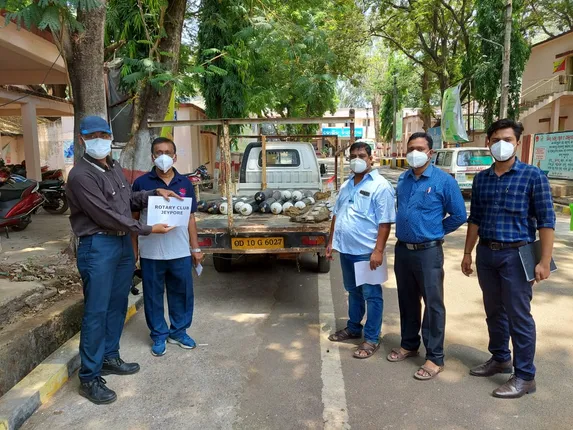 କୋଭିଡ୍ ହସ୍ପିଟାଲକୁ ରୋଟରୀକ୍ଲବ ଜୟପୁର ୧୧ଟି ଓକ୍ସିଜେନ୍ ସିଲଣ୍ଡର ପ୍ରଦାନ କରିଛନ୍ତି