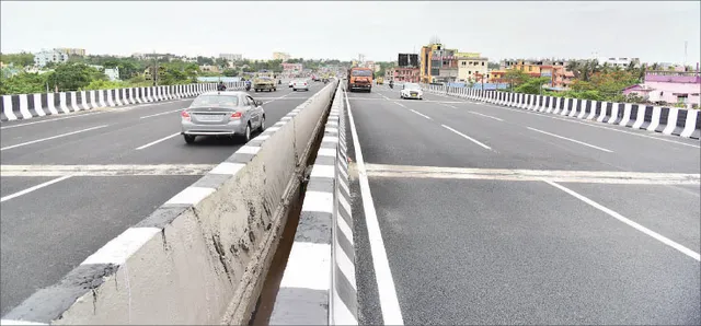 ଖଣ୍ଡଗିରି ଫ୍ଲାଏଓଭର୍‌ରେ ଗଡ଼ିଲା ଗାଡ଼ି, ସର୍ଭିସ୍ ରୋଡ୍ ଓ ଆଲୋକୀକରଣ ସମେତ ଅନ୍ୟାନ୍ୟ କାମ ସାରିବାକୁ ଆହୁରି ମାସେ