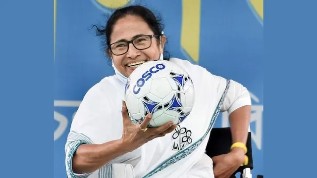 ନିର୍ବାଚନ କମିସନ୍‌ ହଟାଇ ଦେଇଥିବା ପୁଲିସ ଅଧିକାରୀଙ୍କୁ ଫେରାଇ ଆଣିବା ସହ କୁଚ୍‌ବିହାର ଏସ୍‌ପିଙ୍କୁ ନିଲମ୍ବିତ କଲେ ମମତା ବାନାର୍ଜୀ