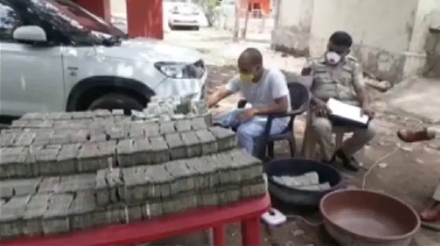 ଗୁଜୁରାଟରୁ ଟଙ୍କା ଭର୍ତ୍ତି ଗାଡ଼ି ଜବତ: ଗଣିବା ପାଇଁ ସକାଳୁ ସନ୍ଧ୍ୟା ହୋଇଗଲା