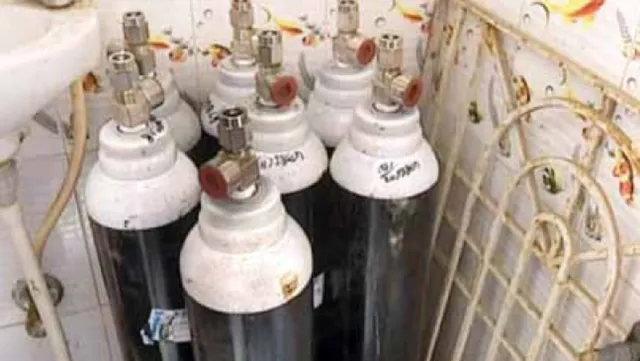 ଅକ୍ସିଜେନ୍‌ ସିଲିଣ୍ଡର୍‌ ଦାମ୍‌ ୩୦ ହଜାର! ଅଭିଯୋଗ ପରେ ଚଢ଼ଉ, ୧୦ ସିଲିଣ୍ଡର୍‌ ଜବତ