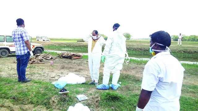 ପୁଅ ଛୁଇଁଲାନି ବାପାଙ୍କ ମୃତଦେହ, ପିପିଇ କିଟ୍‌ ପିନ୍ଧି ଶବ ସତ୍କାର କଲେ ତହସିଲଦାର