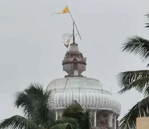 ଶ୍ରୀମନ୍ଦିରରେ ଅଘଟଣ: କାଳବୈଶାଖୀ ବର୍ଷା ପବନରେ ଭାଙ୍ଗିପଡ଼ିଲା ନୀଳଚକ୍ର ବାନା ବାଉଁଶ 