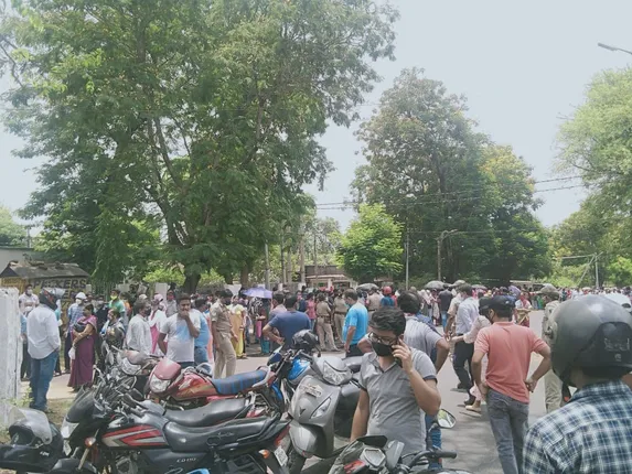 ଟିକାକରଣ କେନ୍ଦ୍ରରେ ସାମାଜିକ ଦୂରତାକୁ ଫୁ: ଟିକା ନେବାକୁ ଲୋକଙ୍କ ମଧ୍ୟରେ ଠେଲାପେଲା