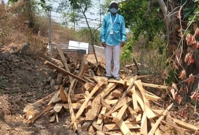 ଶବଦାହ ପାଇଁ ମାଗଣାରେ କାଠ ଯୋଗାଉଛନ୍ତି ରାମଗୋପାଳ 