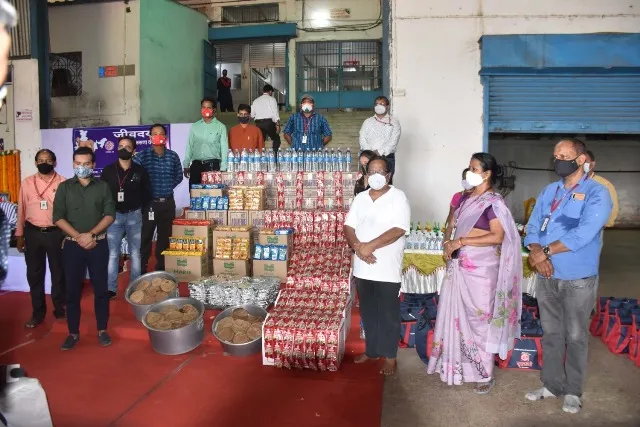 କରୋନାରେ ଗୃହସ୍ଥୀ ପରିବାରର ମହନୀୟତା: ଦିନ ମଜୁରିଆ, ବେସାହାରାଙ୍କ ମୁହଁରେ ଦେଉଛନ୍ତି ଆହାର