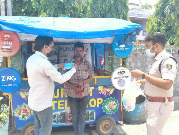 ଡଷ୍ଟବିନରୁ ଖାଦ୍ୟ ସଂଗ୍ରହ କରୁଥିବା ଯୁବକ ଉଦ୍ଧାର