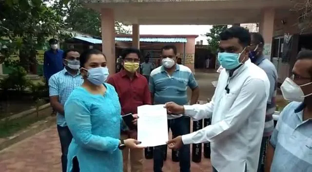 ସିନାପାଲି ଅଞ୍ଚଳବାସୀଙ୍କ ତରଫରୁ ଜିଲ୍ଲାପାଳଙ୍କୁ ୨୫ଟି ଅମ୍ଲଜାନ ସିଲିଣ୍ଡର ପ୍ରଦାନ