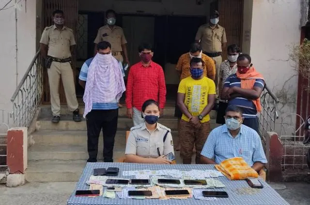 ଜୁଆ ଆଡ୍ଡାରେ ଚଢାଉ: ୬ ଗିରଫ, ୫ କାର ସହ ୯୫ ହଜାର ଟଙ୍କା ଜଵତ