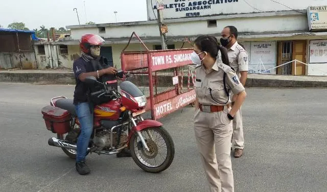 ସୁନ୍ଦରଗଡ଼ରେ ତାଲାଵନ୍ଦର ପ୍ରଥମ ଦିନ: ସହରର ସ୍ଥିତି ନିରୀକ୍ଷଣ କଲେ ଏସପି ସାଗରିକା