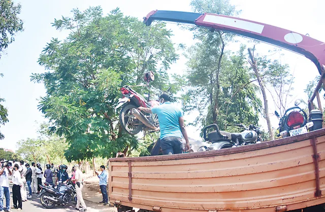 କ୍ରେନ୍ ଲଗାଇ ପୁଲିସ ଉଠାଇନେଲା ଅମାନିଆଙ୍କ ଗାଡ଼ି, ଆଇଟି ଓ ଶିଳ୍ପ ସଂସ୍ଥାର କର୍ମଚାରୀଙ୍କ ଉପରେ ଲାଗିଲା କଟକଣା