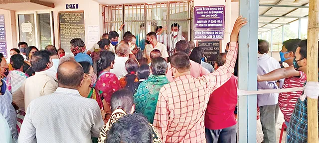 ଟିକାଦାନ କେନ୍ଦ୍ରରେ ବ୍ୟାପକ ଅବ୍ୟବସ୍ଥା: ଟିକା ନ ମିଳିବାରୁ ଠେଲାପେଲା, ଉତ୍ତେଜନା