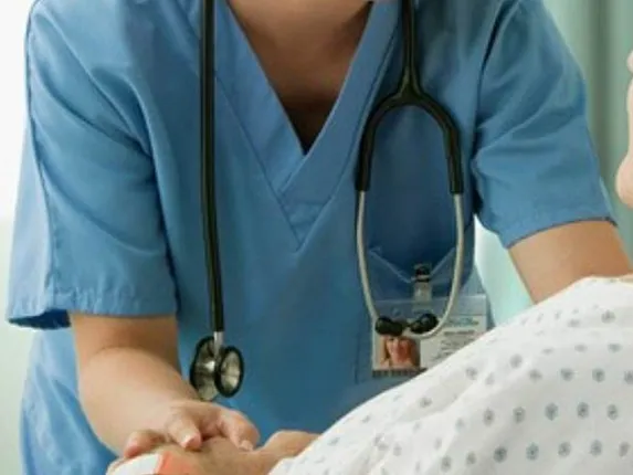 କରୋନା ରୋଗୀଙ୍କ ଚିକିତ୍ସା ପାଇଁ ନଦୀ ପାର ହୋଇ ଜଙ୍ଗଲରେ ୮କିମି ଚାଲିଲେ ଡାକ୍ତର