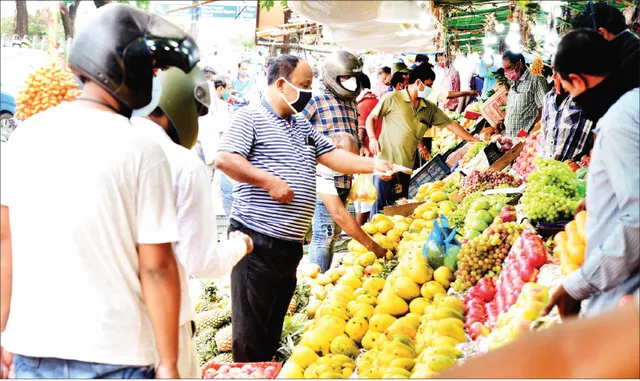 ସାବିତ୍ରୀ ବଜାର ହାଲ୍‌, ଫଳ ଦୋକାନୀ ମାଲେମାଲ୍