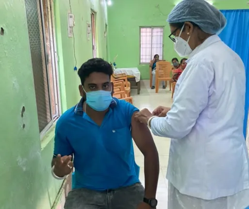 ଆରମ୍ଭ ହେଲା ୧୮-୪୪ ବର୍ଷ ବର୍ଗଙ୍କ ଟିକାକରଣ; ପ୍ରଥମ ଦିନରେ ୨୧୦୬ ଯୁବଗୋଷ୍ଠୀଙ୍କୁ ଟିକା ପ୍ରଦାନ