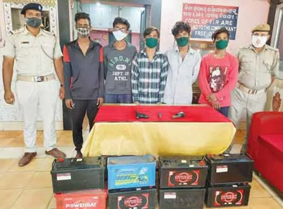 ଡକାୟତି ଯୋଜନା ବେଳେ ପୁଲିସ ଚଢ଼ଉ; ବନ୍ଧୁକ ସହ ୫ ଧରା ହେଲେ, ୨ ଖସିଗଲେ