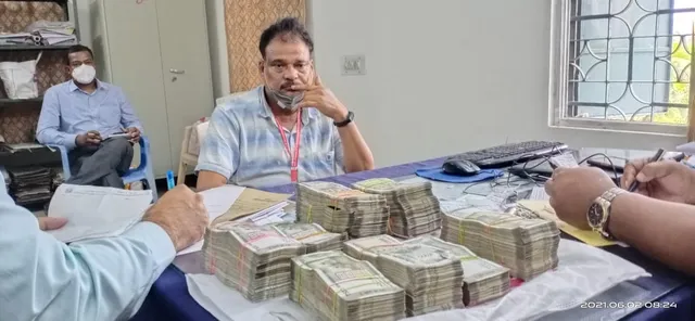 ଭିଜିଲାନ୍ସ ହାତରେ ଟିଡିସିସି ଜିଲ୍ଲା ପରିଚାଳକ, କାରରୁ ଜବତ ହେଲା ୧୯ ଲକ୍ଷ ଟଙ୍କା