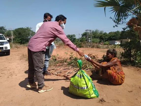ରୋଗଣା ବୃଦ୍ଧାକୁ ରାସନ ସାମଗ୍ରୀ ଦେଲେ ବିଡିଓ