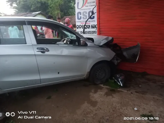 ଉତ୍କଳ ଗ୍ରାମୀଣ ବ୍ୟାଙ୍କ ଗୃହକୁ ପିଟିଲା କାର, ଜଣେ ଗୁରୁତର