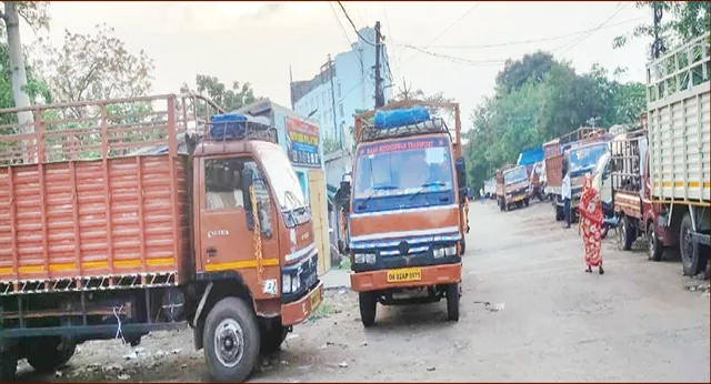 ଲକ୍‌ଡାଉନ୍‌ ପାଇଁ ହଜାର ହଜାର ଟ୍ରକ୍‌ ଅଚଳ; ଚିନ୍ତାରେ ମାଲିକ, କର୍ମଚାରୀ