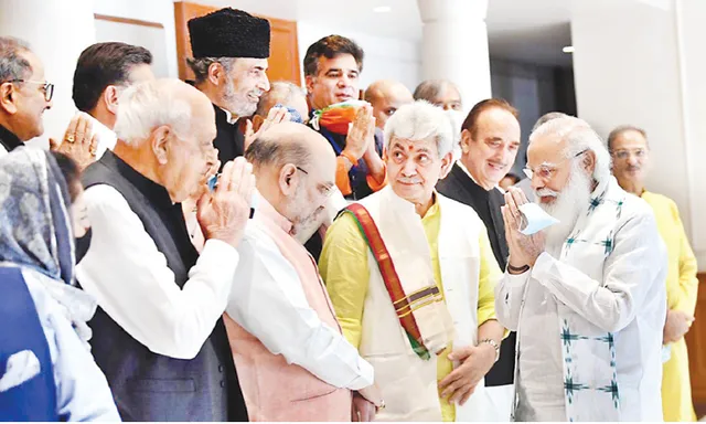 ମୋଦୀଙ୍କ ବାସଭବନରେ ସର୍ବଦଳୀୟ ବୈଠକ: ରାଜ୍ୟ ମାନ୍ୟତା ମାଗିଲେ କାଶ୍ମୀର ନେତା, ଭାଗନେଲେ ୮ ଦଳର ୧୪ ନେତା