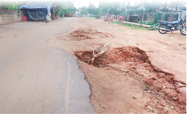 ରାସ୍ତା ବିଗାଡ଼ିଲା ସ୍ବେରେଜ୍‌ ଲାଇନ୍‌ ନିର୍ମାଣ, ହନ୍ତସନ୍ତ ହେଉଛନ୍ତି ଶ୍ୟାମପୁରବାସୀ