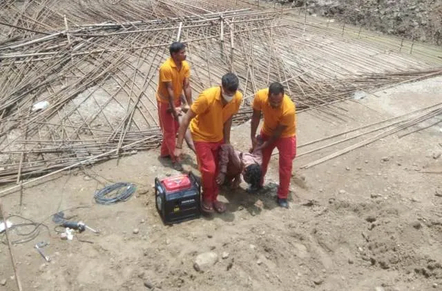 ଭୁଶଡ଼ି ପଡ଼ିଲା ସେଣ୍ଟ୍ରିଂ, ଚାପି ହୋଇଗଲେ ଶ୍ରମିକ 