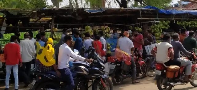 ପାଟଣାଗଡ଼ ଦୋକାନ ବଜାରରେ ପ୍ରବଳ ଭିଡ଼, ସାବିତ୍ରୀ ପାଇଁ କୋଭିଡ କଟକଣାକୁ ଭୁଲିଗଲେ ଲୋକେ