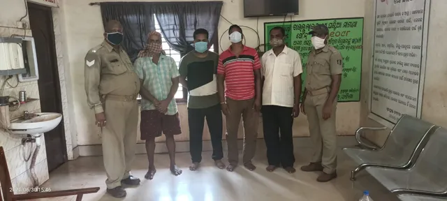 ଲୁହାପଥର ବୋଝେଇ ଟ୍ରକ୍‌ ସହ କାର ଜବତ, ୪ ଗିରଫ