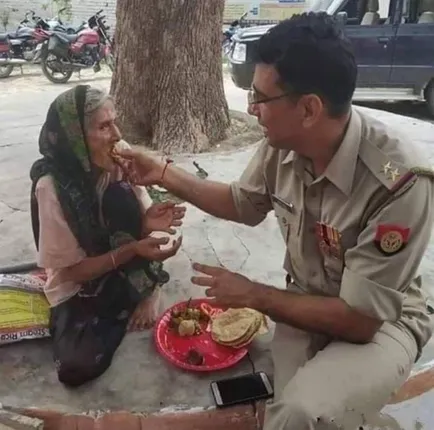 ଭୋକିଲା ବୃଦ୍ଧାଙ୍କୁ ନିଜ ହାତରେ ଖୁଆଇ ଦେଲେ ପୁଲିସ କର୍ମଚାରୀ
