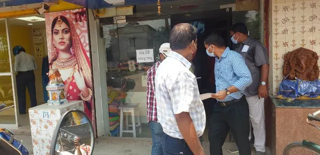 ରଜ ସାବିତ୍ରୀ ପାଇଁ ଶାଢ଼ୀ କିଣା ନିଶା; ଜଗତସିଂହପୁର ସହରରେ ଦୁଇଟି ଶାଢ଼ୀ ସୋ’ରୁମରୁ ଲକ୍ଷେ କୋଡିଏ ହଜାର ଜରିମାନା