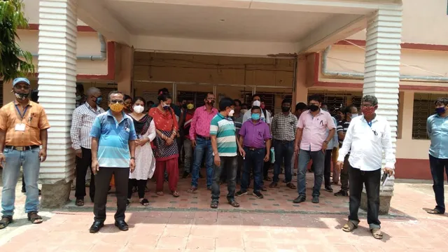 ଶାମାଖୁଣ୍ଟା ବିଡ଼ିଓଙ୍କୁ ଆକ୍ରମଣ ଘଟଣା: କର୍ମଚାରୀଙ୍କ କଲମ ଛାଡ଼ ଆନ୍ଦୋଳନ।