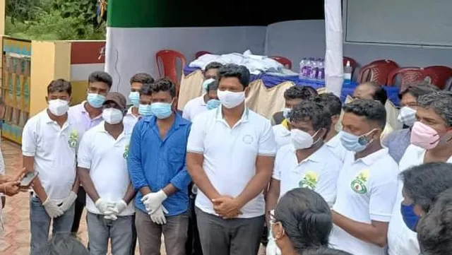 କୋଭିଡ ହସ୍ପିଟାଲ ବାହାରେ ଥିବା ହେଲ୍ପଡେସ୍କର ସ୍ବେଚ୍ଛାସେବୀଙ୍କୁ ଭେଟିଲେ ଵବି