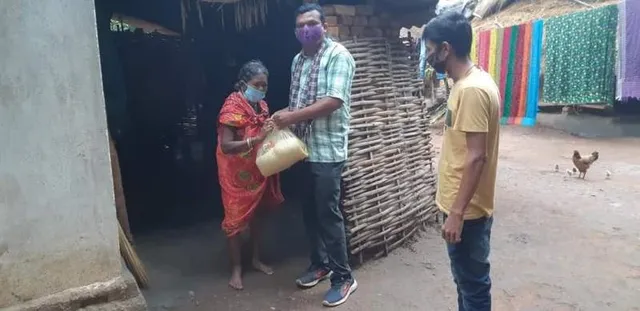 ଶିକ୍ଷକଙ୍କ ବଦାନ୍ୟତା: ୭ଟି ଗାଁର ୫୧ଜଣ ଅସହାୟଙ୍କୁ ସହଯୋଗର ହାତ ବଢ଼ାଇଲେ