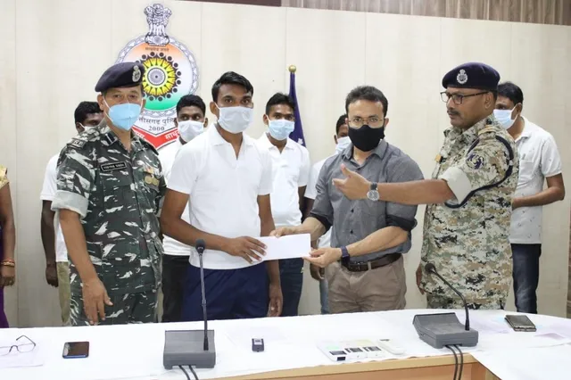 ସୀମାନ୍ତରେ ୮ ନକ୍ସଲଙ୍କ ଆତ୍ମସମର୍ପଣ