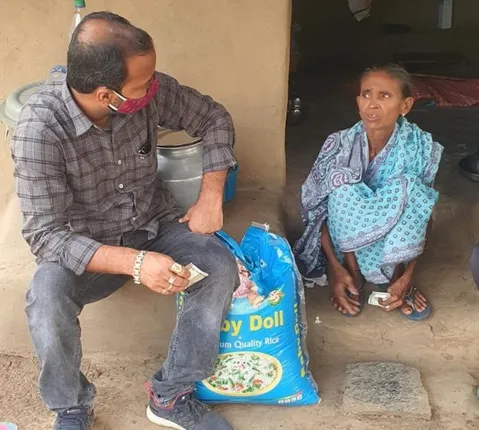 ସମ୍ବାଦ ପ୍ରଭାବ: କିଡନି ରୋଗୀ ଟୁକୁନା ଓ ଅସହାୟ ଡମୁଣୀକୁ ସହଯୋଗର ହାତ ବଢ଼ାଇଲେ ବିନୋଦ