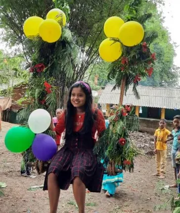 କରୋନା ଯୋଗୁଁ ଫିକା ପଡିଲା ରଜ; ସଜବାଜ ହୋଇ କୁମାରୀମାନେ ଘରେ ପାଳିଲେ ରଜ