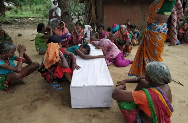 ମାଓନେତା ରଣଦେବର ମୃତଦେହ ଟେକଗୁଡା ଗ୍ରାମରେ ପହଞ୍ଚିଲା