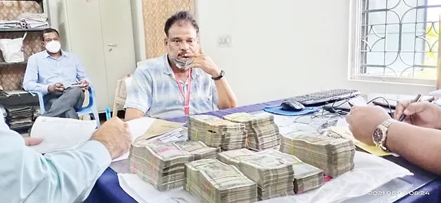 ଟିଡିସିସି ପ୍ରବନ୍ଧକଙ୍କ କାର୍‌ରୁ ୧୯ ଲକ୍ଷ ଜବତ, ଭୁବନେଶ୍ବର ଆସୁଥିବା ବେଳେ ବାଟରେ ଧରିଲା ଭିଜିଲାନ୍ସ