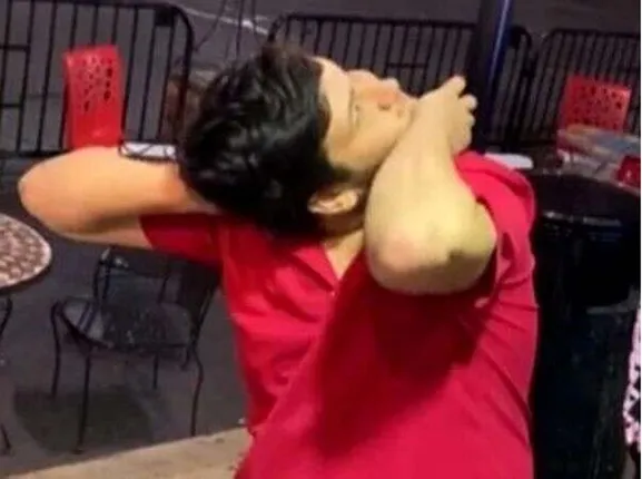 ବିଚିତ୍ର ଦୃଶ୍ୟ: ମୁଣ୍ଡକୁ ୧୮୦ ଡିଗ୍ରି ପର୍ଯ୍ୟନ୍ତ ବୁଲାଇ ଦେଉଛନ୍ତି ଏହି ବ୍ୟକ୍ତି